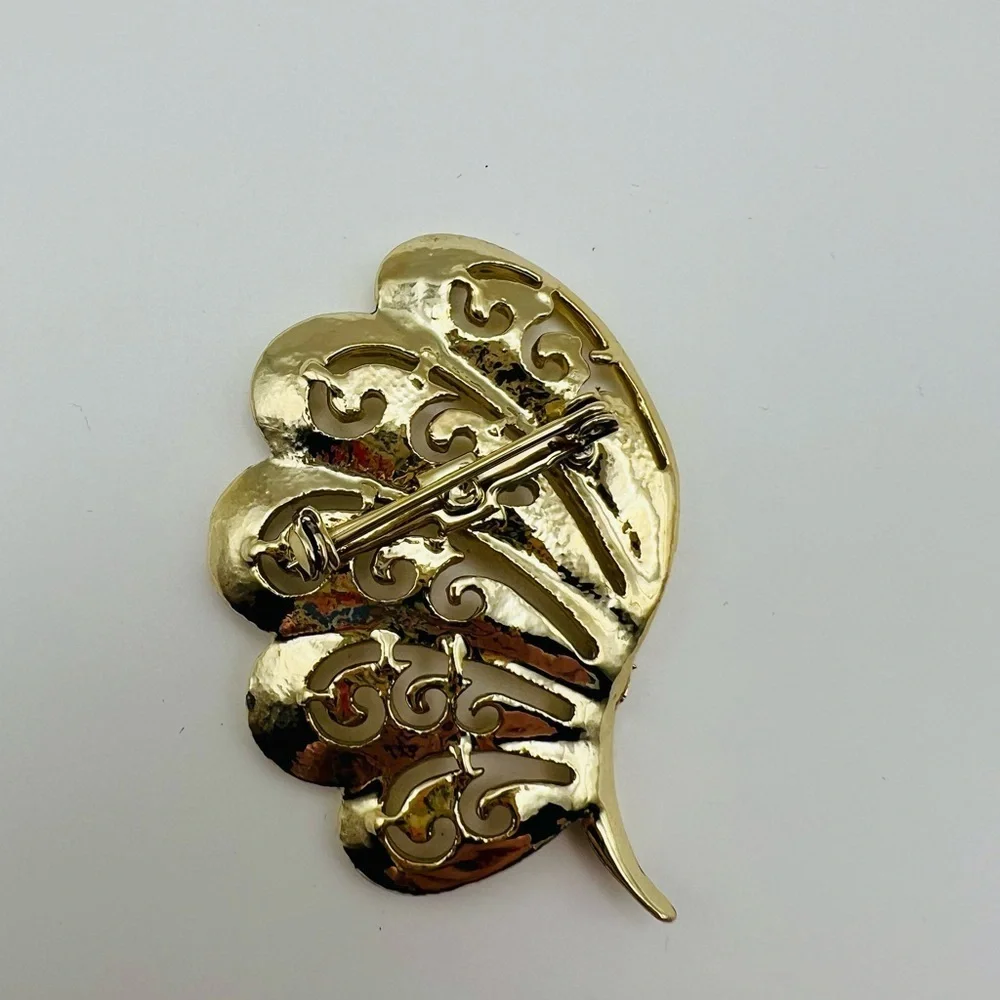 Vintage Gold Tone Filigree Leaf Brooch Pin Elegant Openwork Design